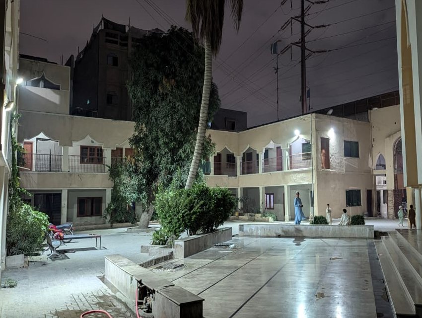 شام کے وقت جامعہ اسلامیہ مخزن العلوم کی عمارت کا ایک دلکش منظر